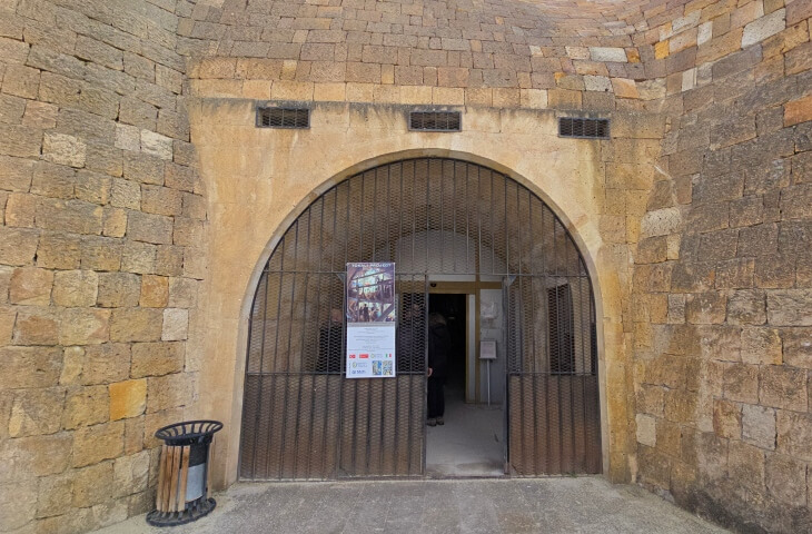 Göreme Açık Hava Müzesi’nde bulunan Tokalı Kilise’nin taş duvarlı koruma yapısına ait demir kapılı girişi.